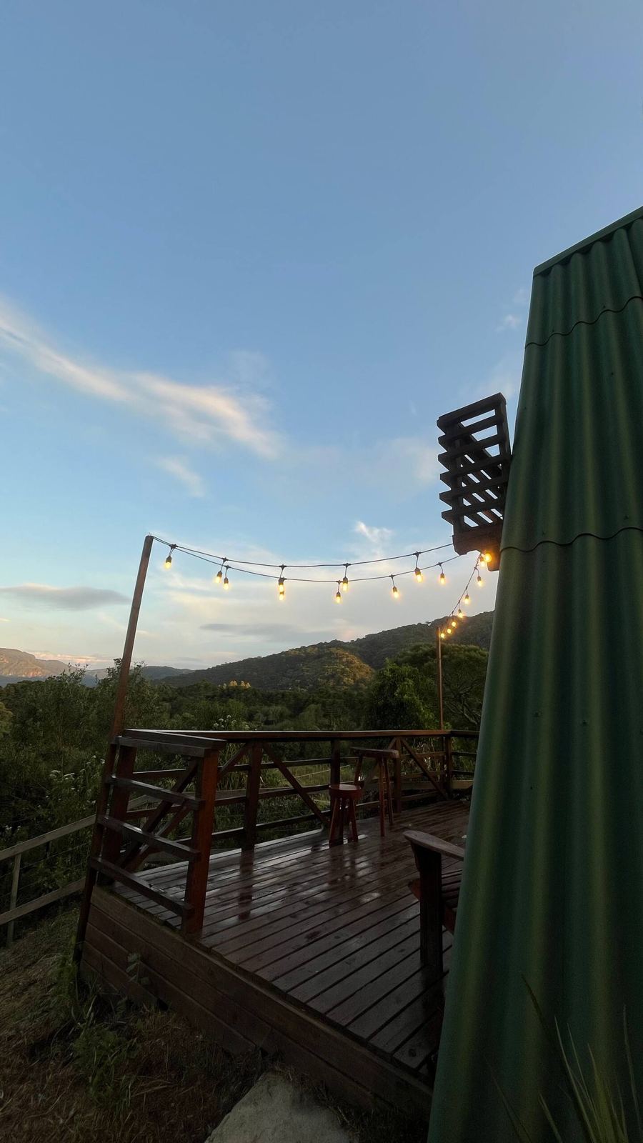 Deck da cabana A-frame ao entardecer