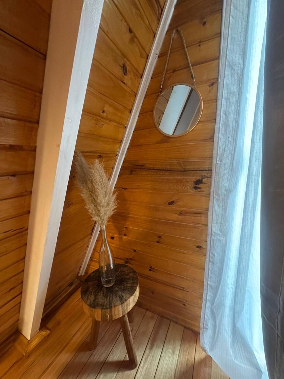Interior em madeira da cabana A-frame com iluminação aconchegante