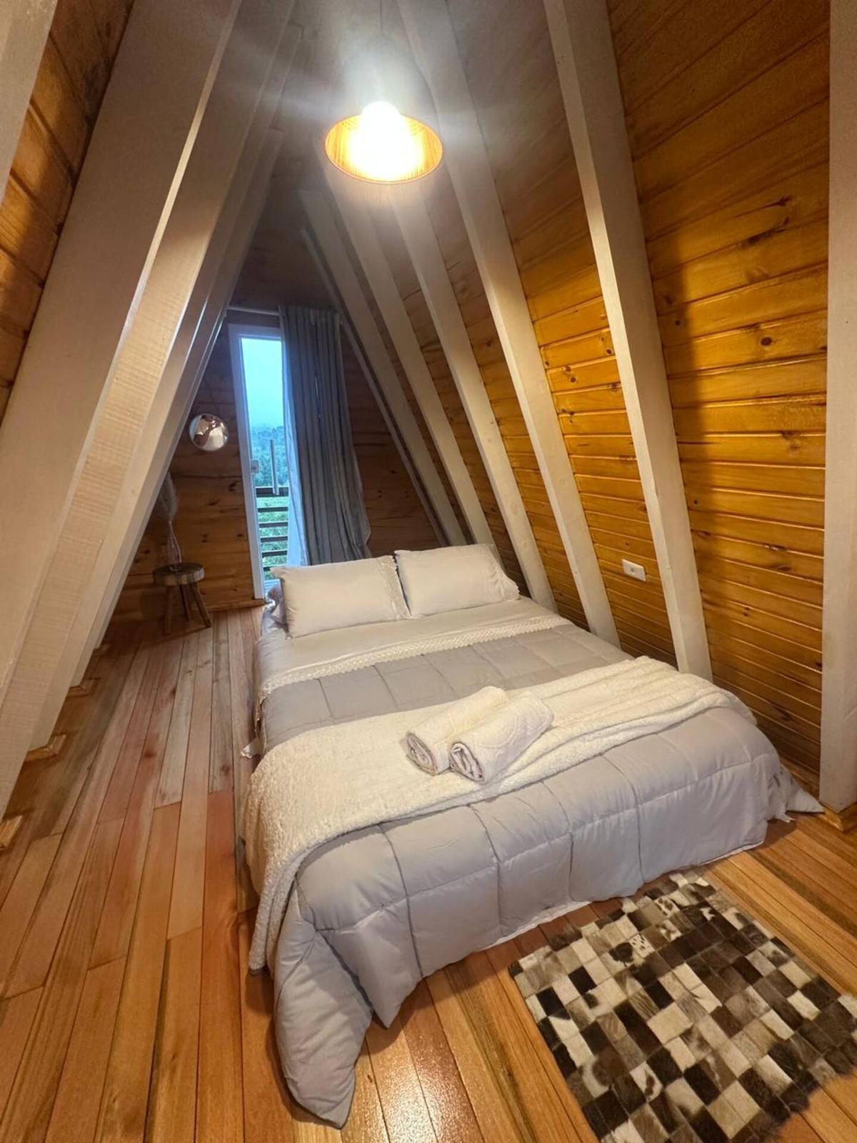 Mezanino com cama queen na Cabana Nascer do Sol