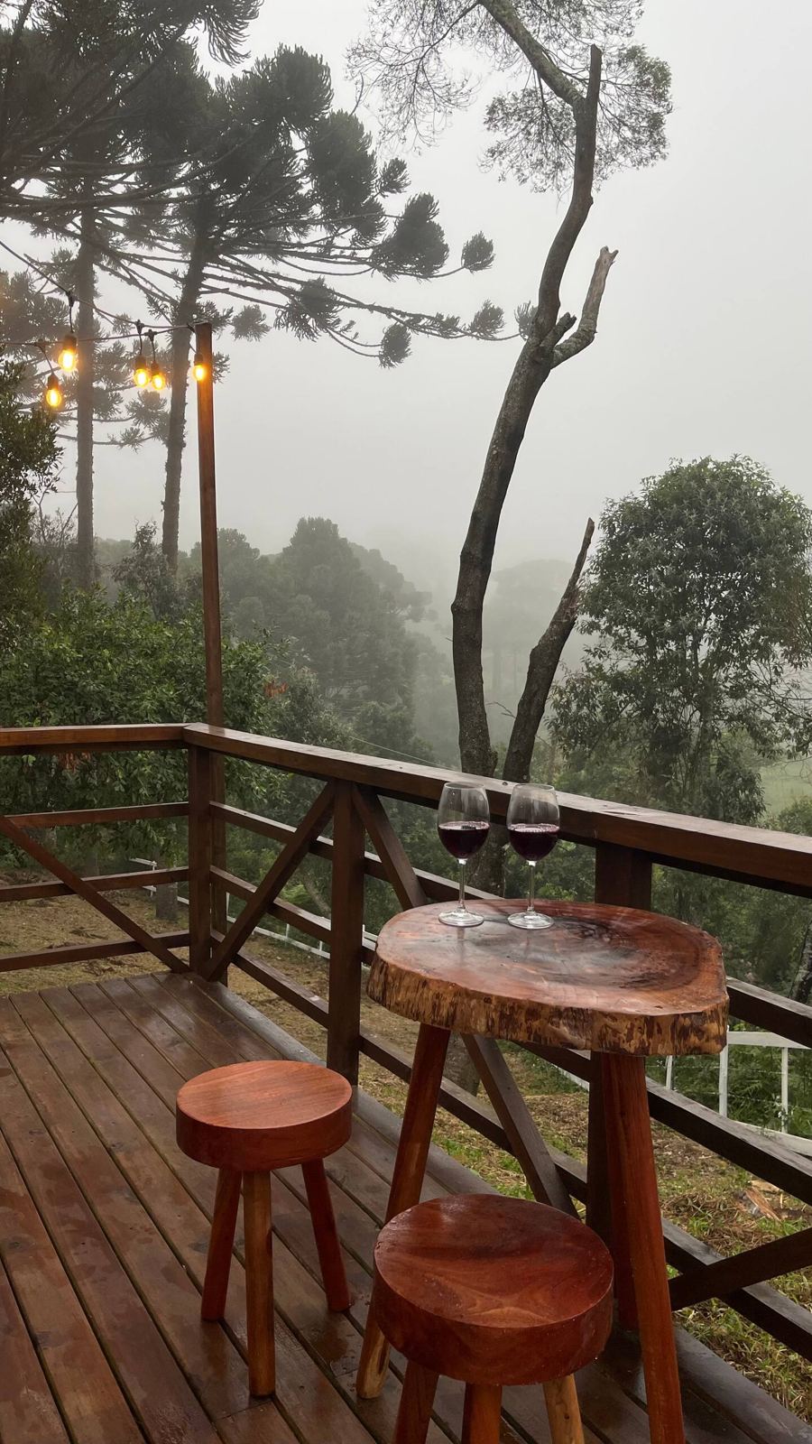 Deck da Cabana Nascer do Sol em manhã de neblina