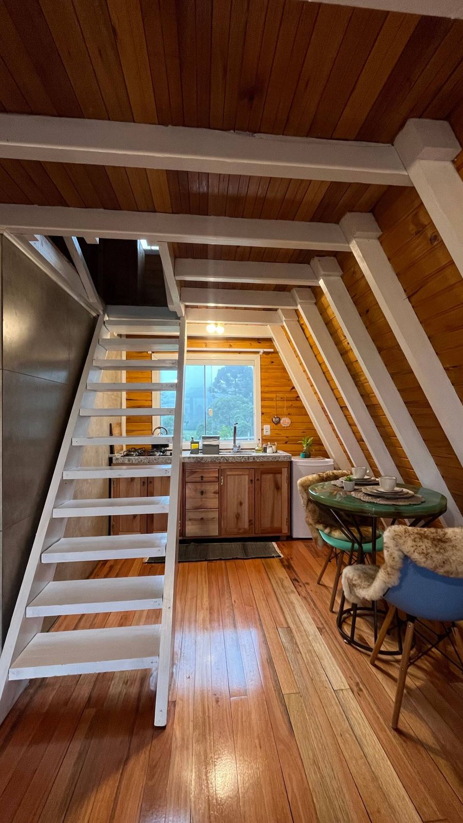 Escada e interior em madeira da cabana A-frame