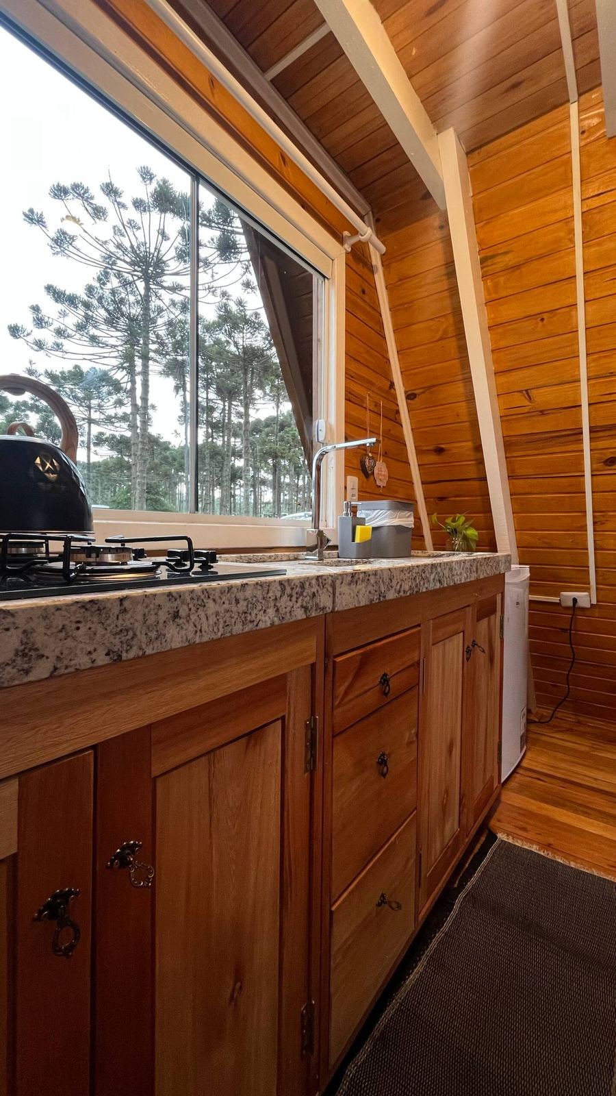 Cozinha em madeira da cabana A-frame