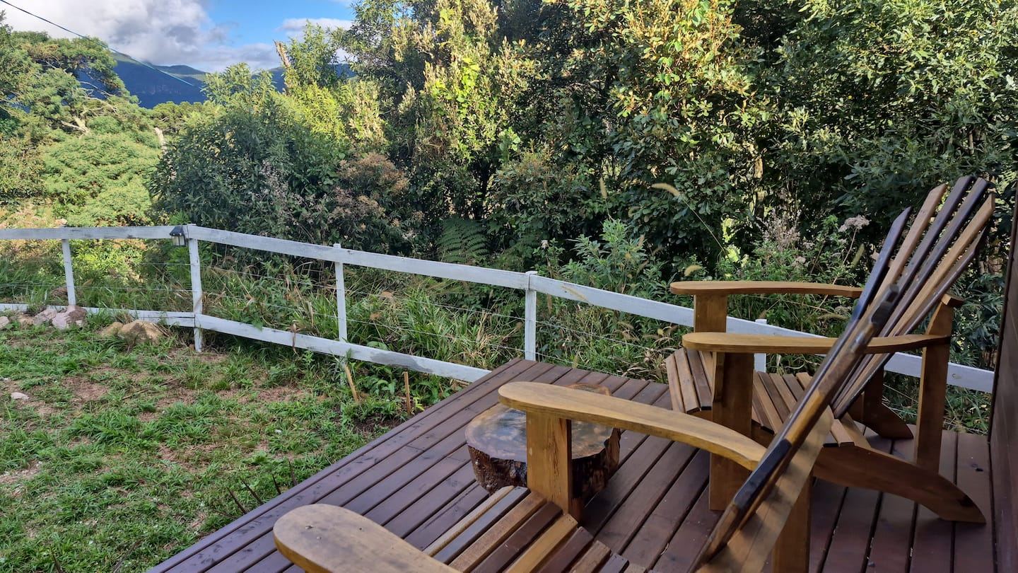 Deck externo com cadeiras de madeira