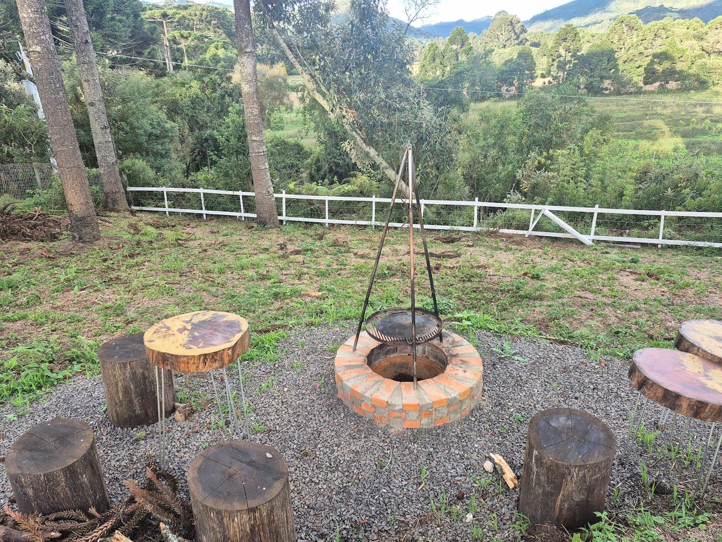 Fogo de chão com bancos de tronco nas Cabanas 33
