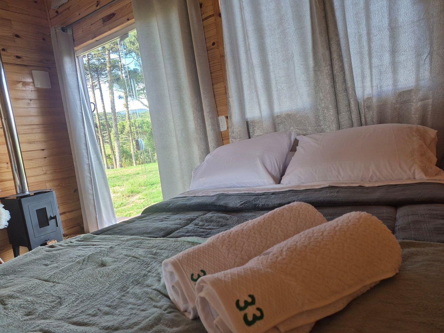 Cama de casal com enxoval das Cabanas 33