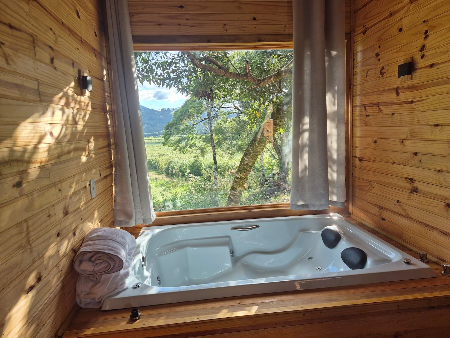 Banheira de hidromassagem ampla com vista para a natureza em Urubici